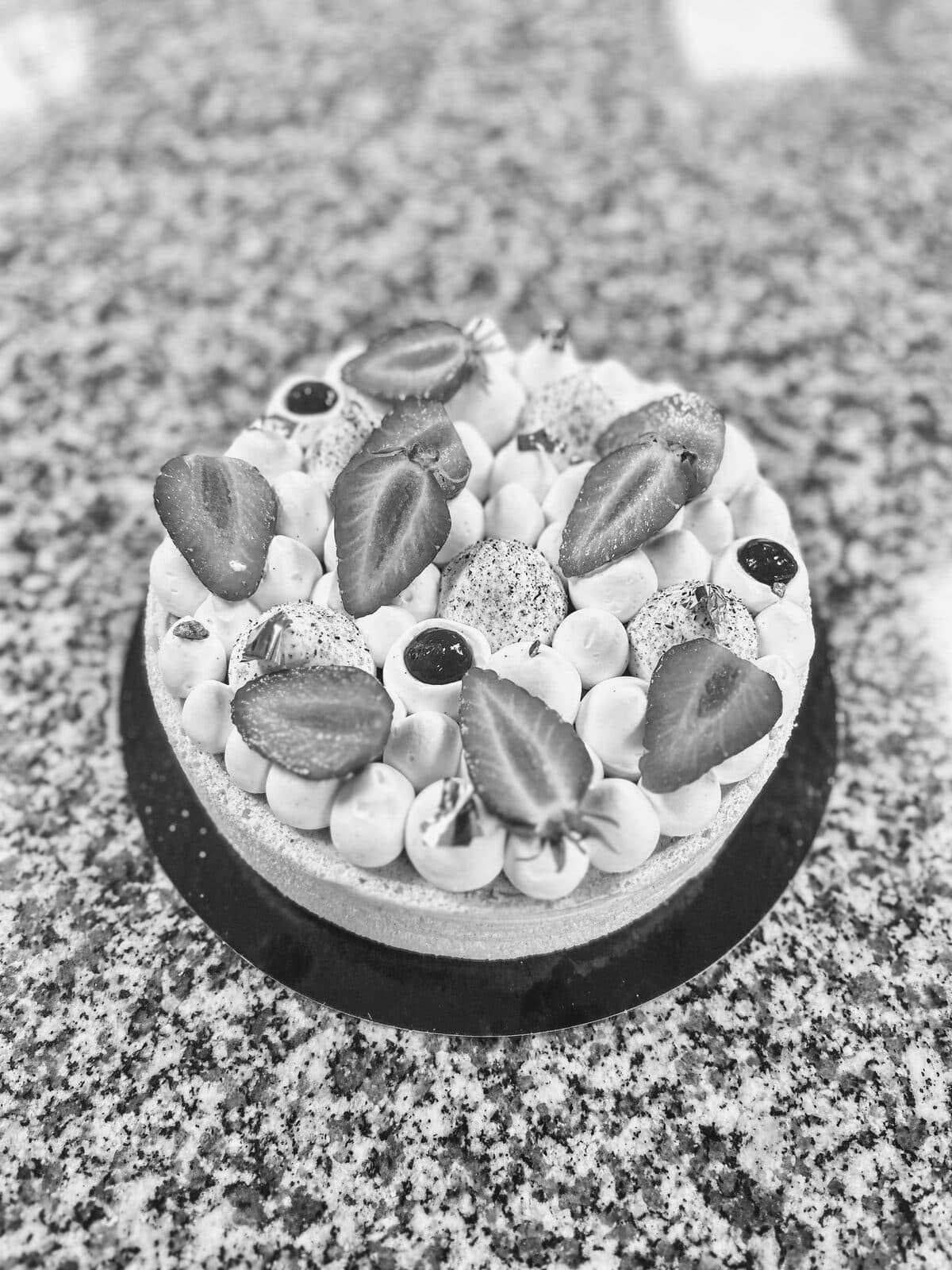 Gâteau aux fraises fraîches posé sur un plan de travail en granit