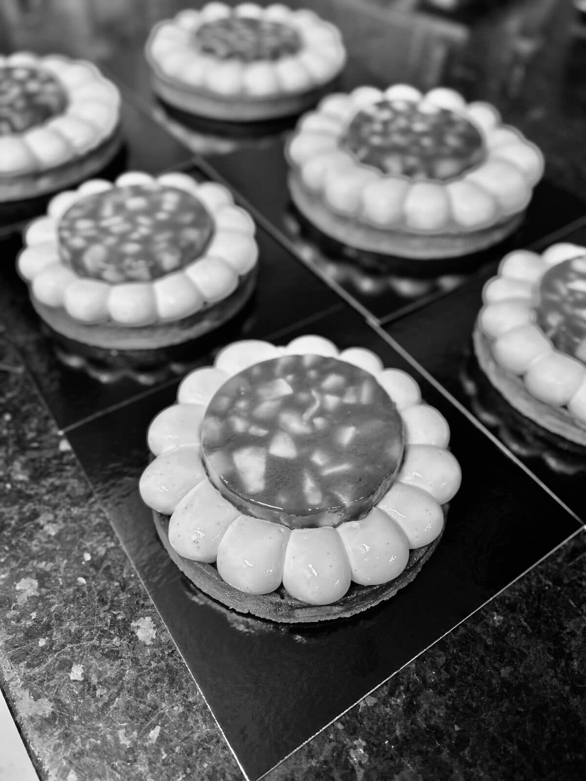 Tartes individuelles aux contours pétales alignées en rangées